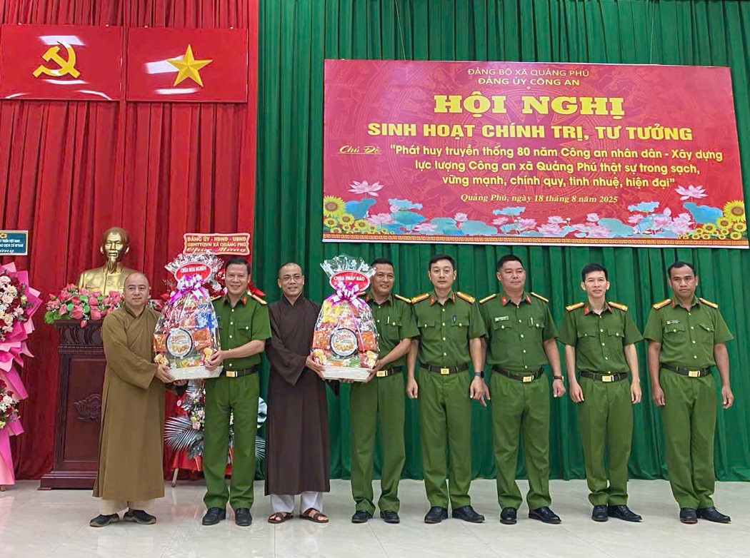 Các tổ chức tôn giáo trên địa bàn xã tặng quà chúc mừng trong Hội nghị sinh hoạt